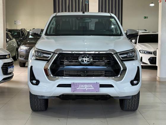 TOYOTA HILUX 2.8 D-4D TURBO DIESEL CD SRX 4X4 AUTOMÁTICO TOYOTA HILUX 2.8 D-4D TURBO DIESEL CD SRX 4X4 AUTOMÁTICO